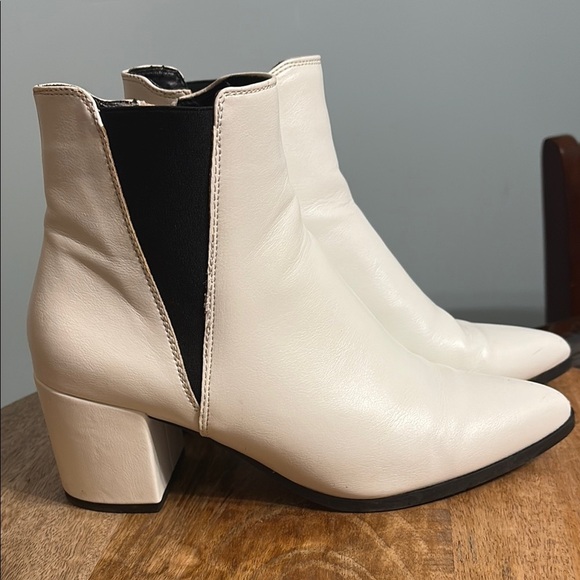 Madden Girl Wink Snip-Toe Sock Booties Faux Leather White Smooth Size 9m - Picture 2 of 7